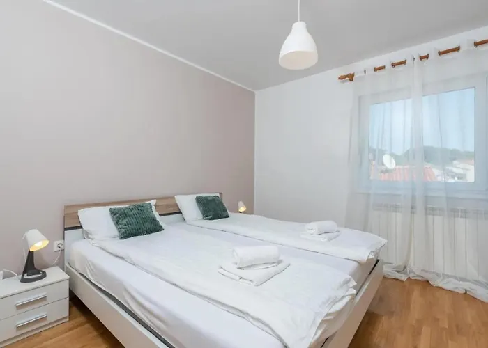 Near The Center/beach Apartment Pula